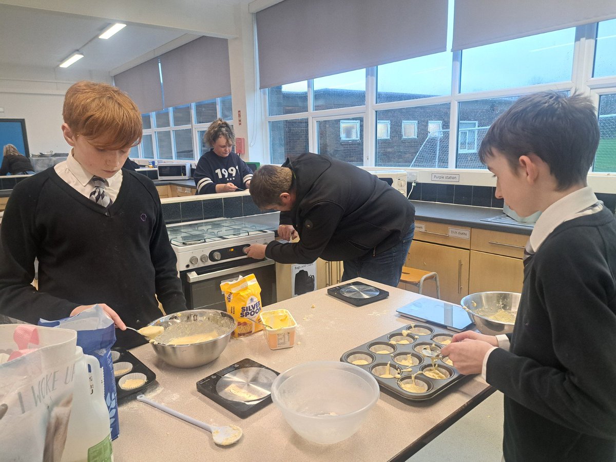 ValleyLAcademy's tweet photo. We're at family cook. Delicious chicken stir fry and fresh fruit cakes. #BeEngaged https://t.co/DFVapeoJ7q