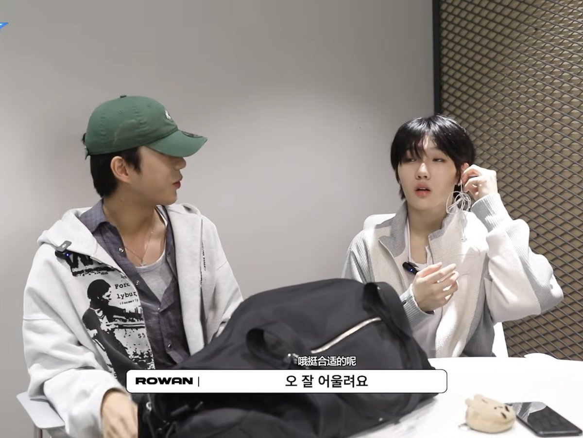 인생 대충 살자
다엉킨이어폰끼고있는수런이랑
그걸잘어울린다고해주는로완처럼