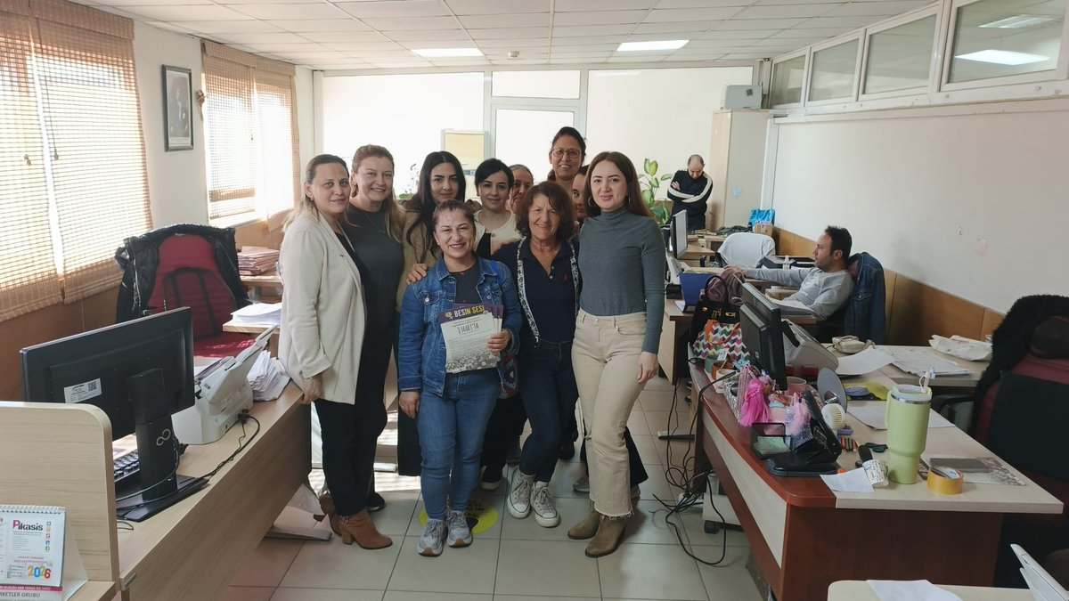 8 Mart’a giderken, 8 Mart çağrı bildirilerimizi ve sendikamızın diğer materyallerini SGK Antalya İl Müdürlüğü’nde görev yapan kadın emekçilere ulaştırdık.

Eşitlik, adalet ve insanca çalışma koşulları için kadınların mücadelesi büyüyor.

Yaşasın 8 Mart!
Yaşasın BES! ✊🌸