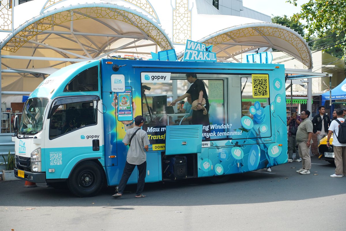 Awalnya cuma kepo liat keramaian, ternyata ada Windah Di Truk! 😆 Apalagi ada hadiah War Trakjil GoPay yang bisa mabar bareng, nggak pake mikir langsung ikut!