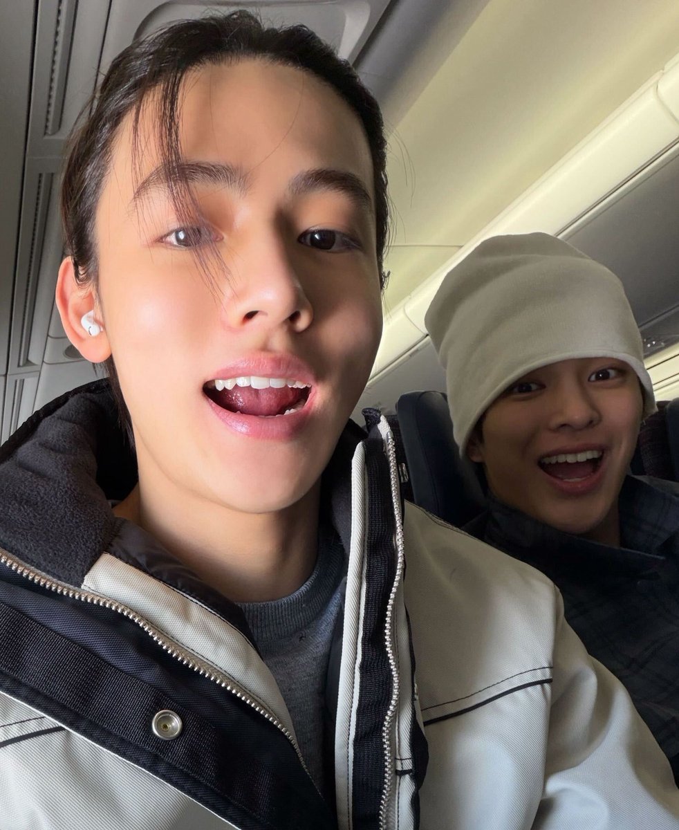 S1TROC's tweet photo. 성현이 옆에 스마일커신 뭐야? https://t.co/M1Ew6hAGBZ