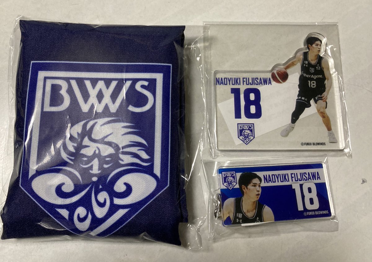 ZekeSw_1017's tweet photo. 戦利品！
エコバッグが全然取れなくて諭吉さん使い切るところだった…
取れるまで見守ってくれたお姉さんありがとうございました！
土曜は仕事で試合観に行けないけど、日曜にまた会えたらいいなぁ https://t.co/ZYwZcHz158