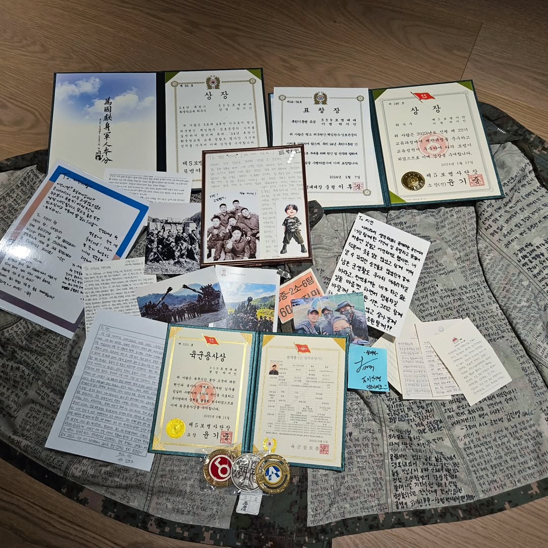 Is your editor an anti-Jimin? You didn't even mention Jimin's military achievements? What's your problem?😡😡
<a href="/GQMagazine/">GQ Magazine</a>
<a href="/GQ_France/">GQ France</a>
<a href="/bts_bighit/">BTS_official</a>
<a href="/HYBEOFFICIALtwt/">HYBE OFFICIAL</a>

#RESPECT_JIMIN
#BOYCOTT_GQMAGAZINE 
#BOYCOTT_GQ_FRANCE
BUY JIMIN’S VOGUE MAGAZINE