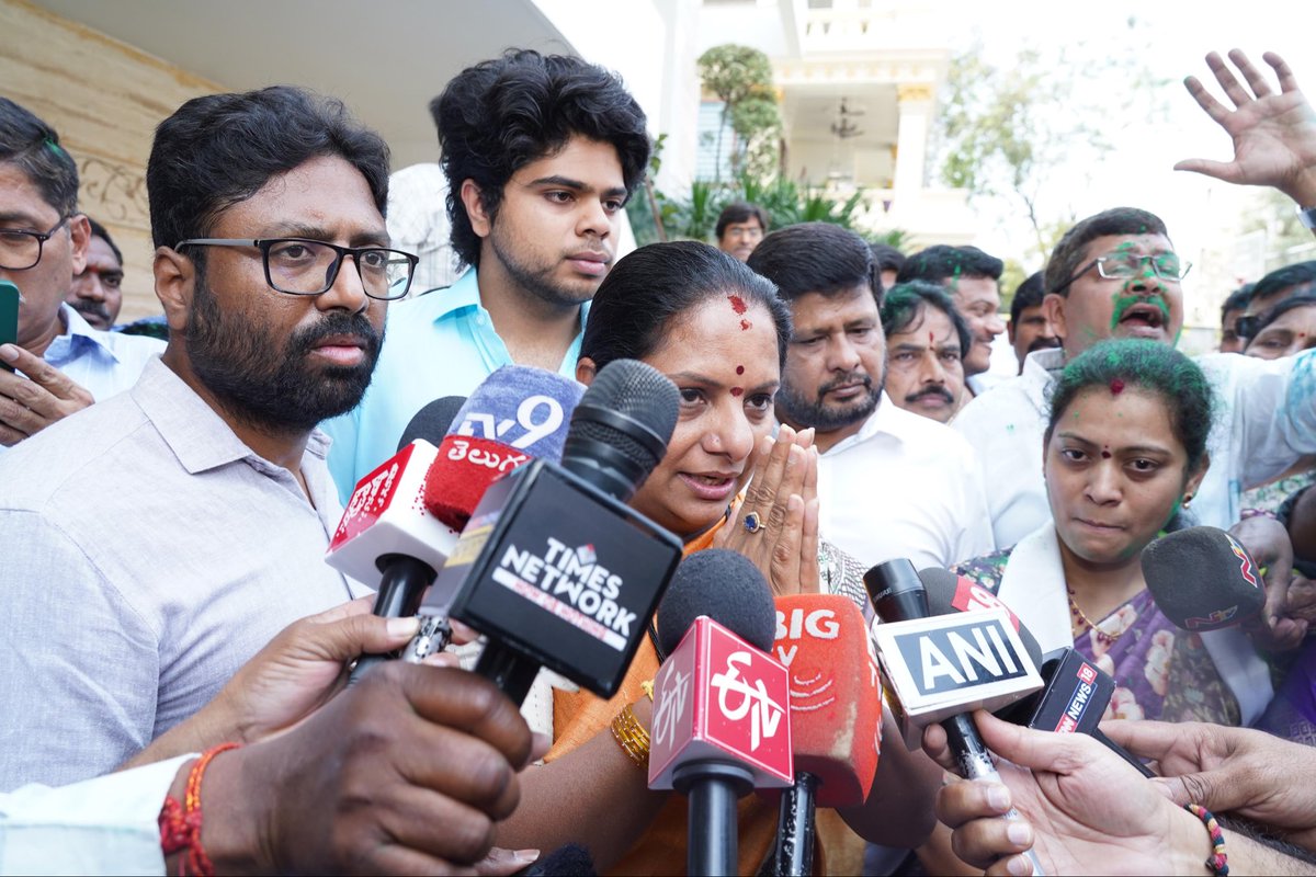 TJagruthi's tweet photo. న్యాయవ్యవస్థపై తాను పెట్టుకున్న నమ్మకం నిలబడిందని తెలంగాణ జాగృతి అధ్యక్షురాలు కల్వకుంట్ల కవిత గారు అన్నారు.

నేను కడిగిన ముత్యంలా బయటికి వస్తానని తెలంగాణ ప్రజలకు మొదట్నుంచి చెబుతున్నాను. అలాగే వచ్చాను. ఇది కేవలం రాజకీయ కక్షతో పెట్టిన కేసు అని ఎన్నోసార్లు చెప్పాను. అదే నిజమైంది. దీంతో నేను, నా కుటుంబం కొన్ని నెలలపాటు క్షోభ అనుభవించాం. విపక్షాలను వేధించేందుకు దర్యాప్తు సంస్థలను -వాడుకుంటున్నారు. కోర్టు తీర్పు రాకుండానే నాపై కొందరు అనుచితంగా -మాట్లాడారు. కష్ట సమయంలో అండగా నిలిచిన అందరికీ ధన్యవాదాలు. మరింత ఉత్సాహంతో ప్రజలకు సేవ చేస్తాను అని కవిత గారు అన్నారు.