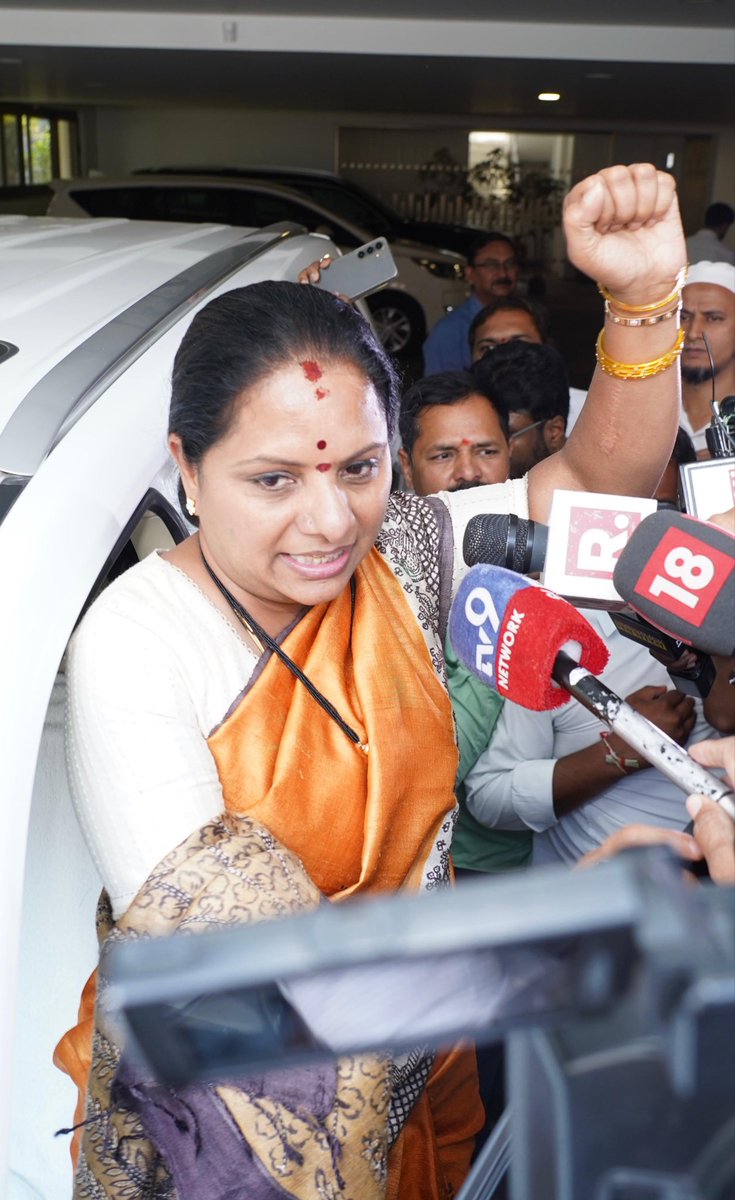 TJagruthi's tweet photo. న్యాయవ్యవస్థపై తాను పెట్టుకున్న నమ్మకం నిలబడిందని తెలంగాణ జాగృతి అధ్యక్షురాలు కల్వకుంట్ల కవిత గారు అన్నారు.

నేను కడిగిన ముత్యంలా బయటికి వస్తానని తెలంగాణ ప్రజలకు మొదట్నుంచి చెబుతున్నాను. అలాగే వచ్చాను. ఇది కేవలం రాజకీయ కక్షతో పెట్టిన కేసు అని ఎన్నోసార్లు చెప్పాను. అదే నిజమైంది. దీంతో నేను, నా కుటుంబం కొన్ని నెలలపాటు క్షోభ అనుభవించాం. విపక్షాలను వేధించేందుకు దర్యాప్తు సంస్థలను -వాడుకుంటున్నారు. కోర్టు తీర్పు రాకుండానే నాపై కొందరు అనుచితంగా -మాట్లాడారు. కష్ట సమయంలో అండగా నిలిచిన అందరికీ ధన్యవాదాలు. మరింత ఉత్సాహంతో ప్రజలకు సేవ చేస్తాను అని కవిత గారు అన్నారు.