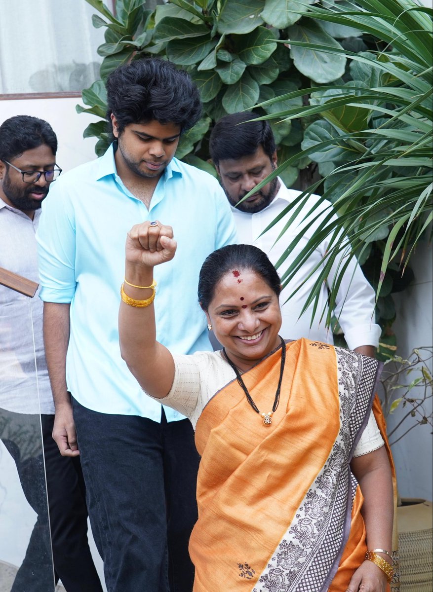 TJagruthi's tweet photo. న్యాయవ్యవస్థపై తాను పెట్టుకున్న నమ్మకం నిలబడిందని తెలంగాణ జాగృతి అధ్యక్షురాలు కల్వకుంట్ల కవిత గారు అన్నారు.

నేను కడిగిన ముత్యంలా బయటికి వస్తానని తెలంగాణ ప్రజలకు మొదట్నుంచి చెబుతున్నాను. అలాగే వచ్చాను. ఇది కేవలం రాజకీయ కక్షతో పెట్టిన కేసు అని ఎన్నోసార్లు చెప్పాను. అదే నిజమైంది. దీంతో నేను, నా కుటుంబం కొన్ని నెలలపాటు క్షోభ అనుభవించాం. విపక్షాలను వేధించేందుకు దర్యాప్తు సంస్థలను -వాడుకుంటున్నారు. కోర్టు తీర్పు రాకుండానే నాపై కొందరు అనుచితంగా -మాట్లాడారు. కష్ట సమయంలో అండగా నిలిచిన అందరికీ ధన్యవాదాలు. మరింత ఉత్సాహంతో ప్రజలకు సేవ చేస్తాను అని కవిత గారు అన్నారు.