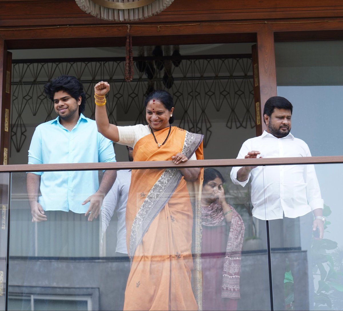 TJagruthi's tweet photo. న్యాయవ్యవస్థపై తాను పెట్టుకున్న నమ్మకం నిలబడిందని తెలంగాణ జాగృతి అధ్యక్షురాలు కల్వకుంట్ల కవిత గారు అన్నారు.

నేను కడిగిన ముత్యంలా బయటికి వస్తానని తెలంగాణ ప్రజలకు మొదట్నుంచి చెబుతున్నాను. అలాగే వచ్చాను. ఇది కేవలం రాజకీయ కక్షతో పెట్టిన కేసు అని ఎన్నోసార్లు చెప్పాను. అదే నిజమైంది. దీంతో నేను, నా కుటుంబం కొన్ని నెలలపాటు క్షోభ అనుభవించాం. విపక్షాలను వేధించేందుకు దర్యాప్తు సంస్థలను -వాడుకుంటున్నారు. కోర్టు తీర్పు రాకుండానే నాపై కొందరు అనుచితంగా -మాట్లాడారు. కష్ట సమయంలో అండగా నిలిచిన అందరికీ ధన్యవాదాలు. మరింత ఉత్సాహంతో ప్రజలకు సేవ చేస్తాను అని కవిత గారు అన్నారు.