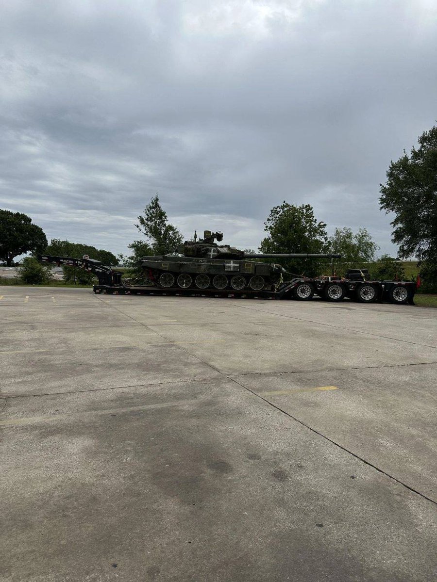 A small compilation of Soviet/Russian vehicles in the USA.
1) Mi-17B in use by DEVCOM AvMC;
2) Mi-171E1 in use by DEVCOM AvMC;
2) BTR-152 in use by US Military Police of Indianapolis;
3) Captured T-90A in Louisiana.