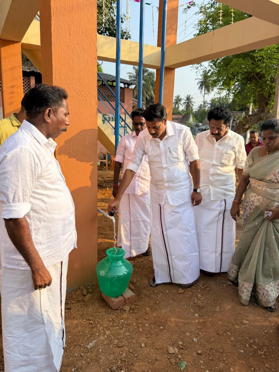 பேராவூரணி பழைய பேருந்து நிலையம் அருகில் புதிதாக கட்டப்பட்டுள்ள மேல்நிலை நீர் தேக்க தொட்டியை தஞ்சை நாடாளுமன்ற உறுப்பினர் திரு.<a href="/Murasoli_tnj/">Murasoli S</a> அவர்கள் மக்கள் பயன்பாட்டிற்கு திறந்து வைத்தனர்.உடன் பேராவூரணி சட்டமன்ற உறுப்பினர் திரு. <a href="/peraiashok/">Peravurani N Ashokkumar MLA</a> அவர்கள்,ஒன்றிய கழக செயலாளர்கள்