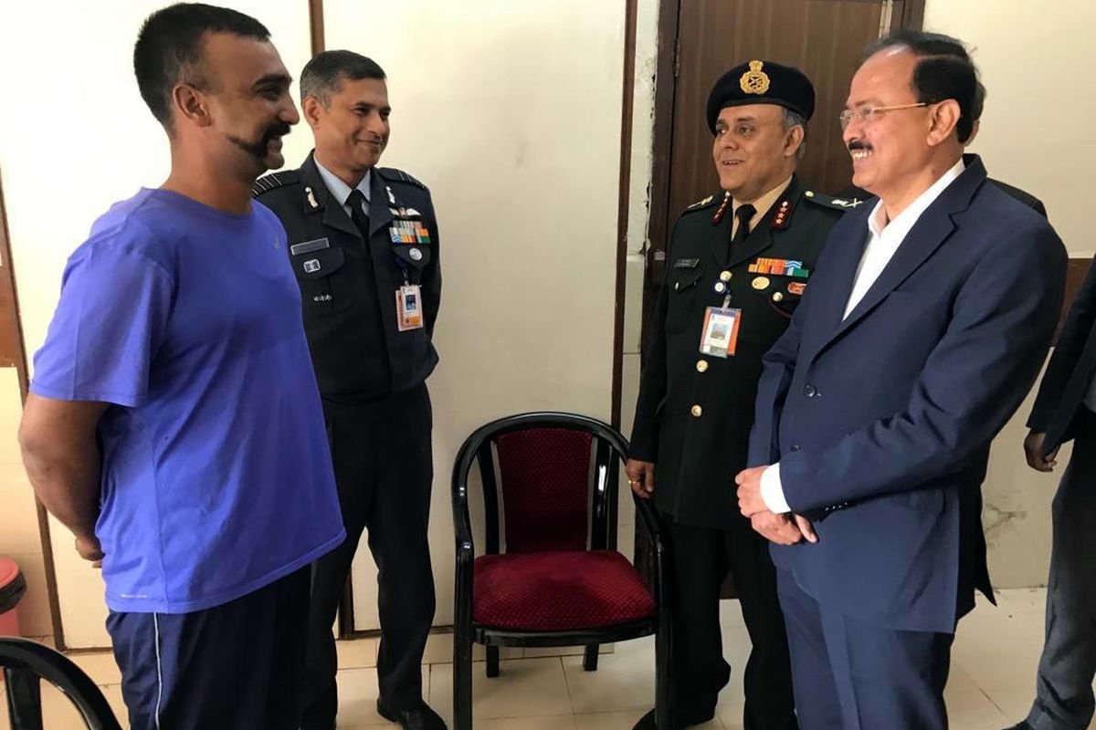 sohailahmedsa's tweet photo. Union MoS Defence Subhash Bhamre meets IAF Wing Commander Abhinandan Varthaman at an armed forces medical facility in New Delhi on March 3, 2019. (Photo: IANS)
#SwiftRetort #Abhinandan #Abhinandan #BalakotAirStrike https://t.co/9Mr6bYWGrm