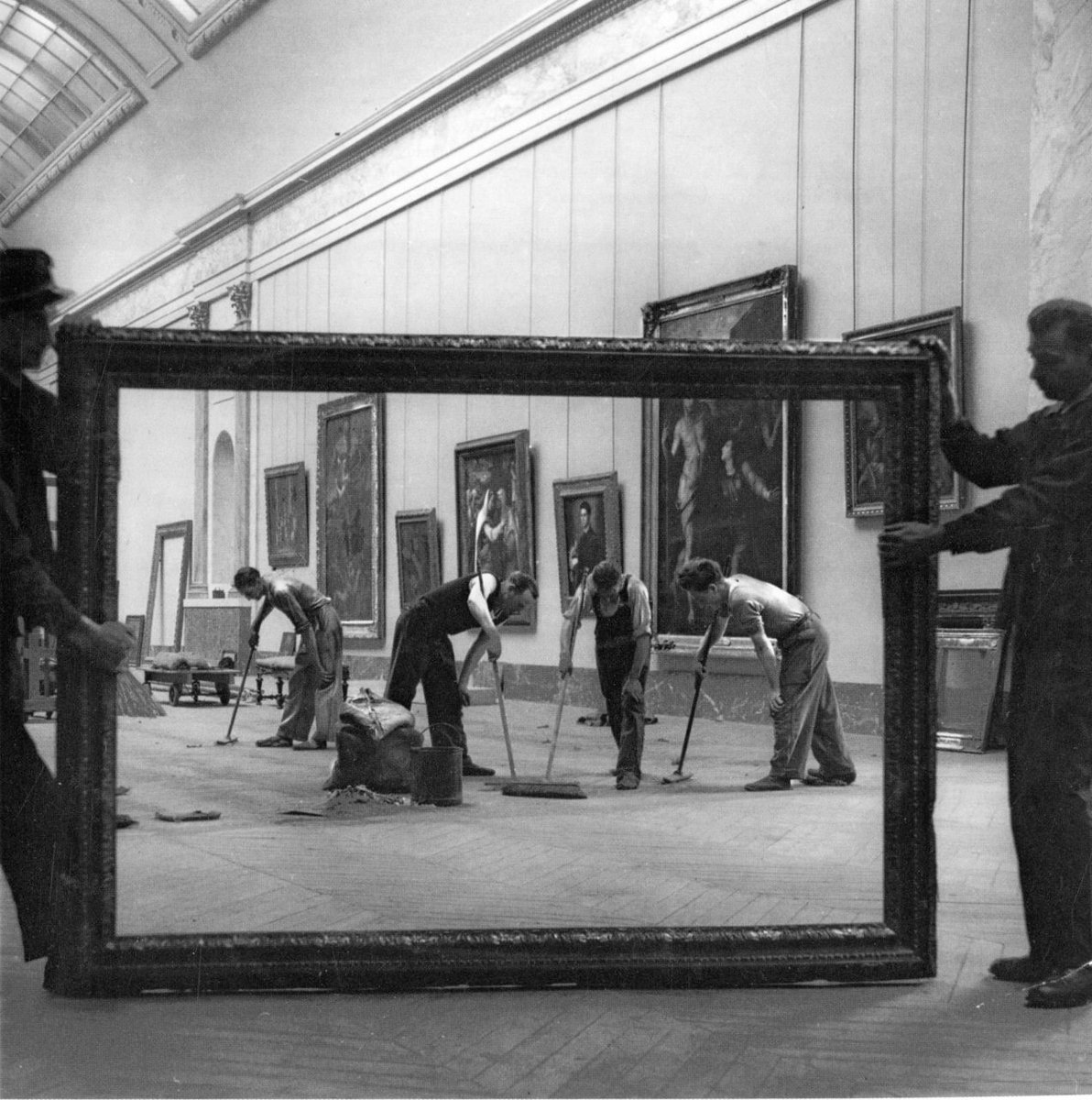 gomezdetejada's tweet photo. El Louvre durante la limpieza y reapertura de la Gran Galería después de la Segunda Guerra Mundial. 

Fotografía: Pierre Jahan. https://t.co/v3cggEYxbH
