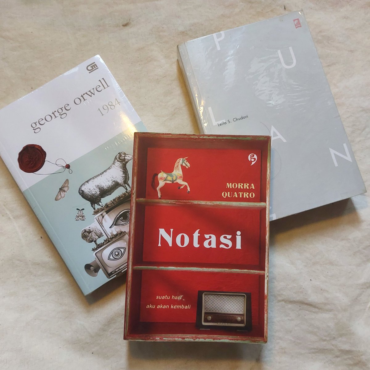 buku-buku ini memberitahumu betapa politik amatlah keji dan kejam melalui sudut pandang korban, yaitu rakyat biasa.