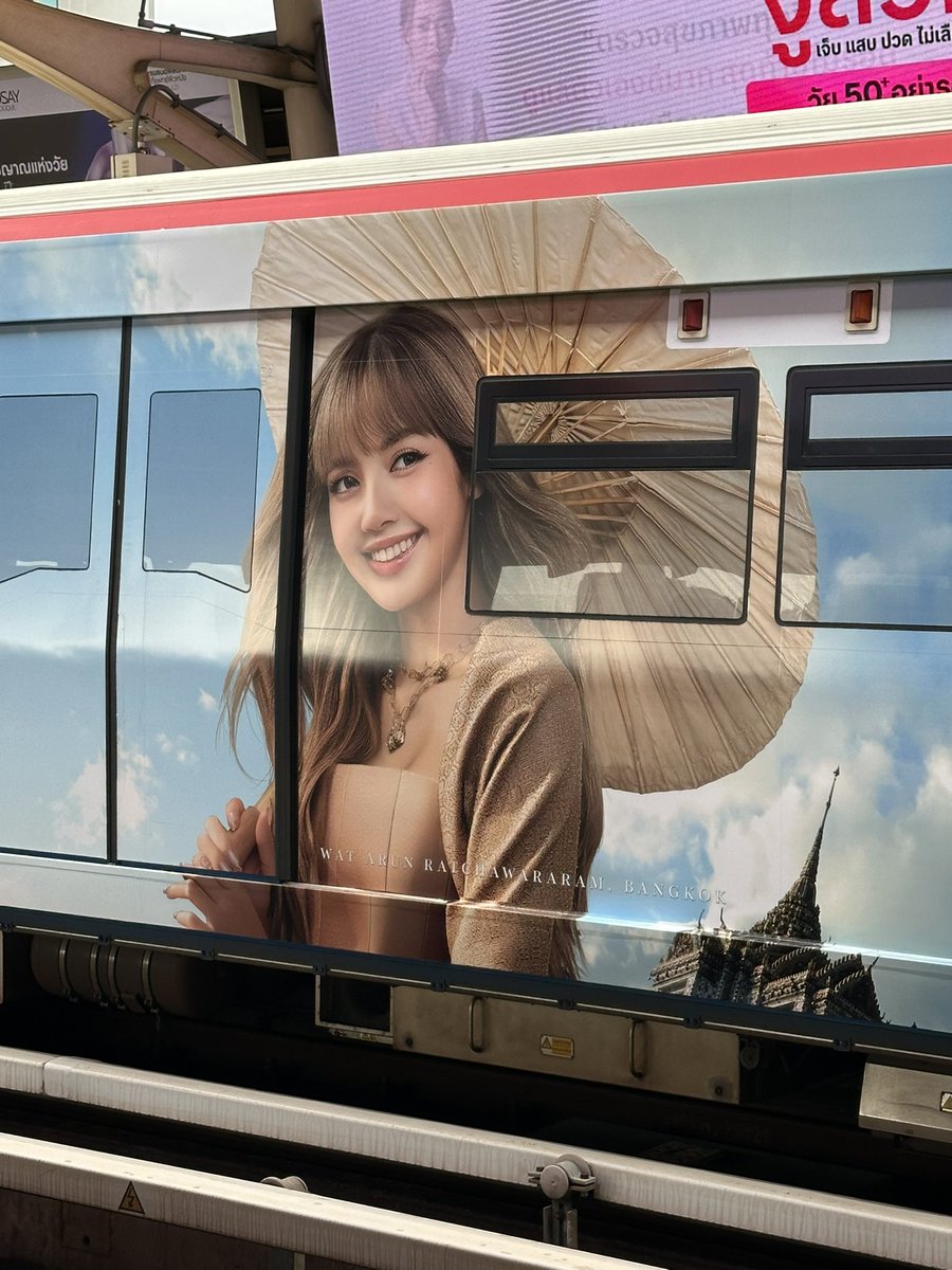 เจอรูปลิซ่าบนรถไฟฟ้าด้วยย ไปไหนก็เจอจริงๆ สวยทุกรูปเลย😭