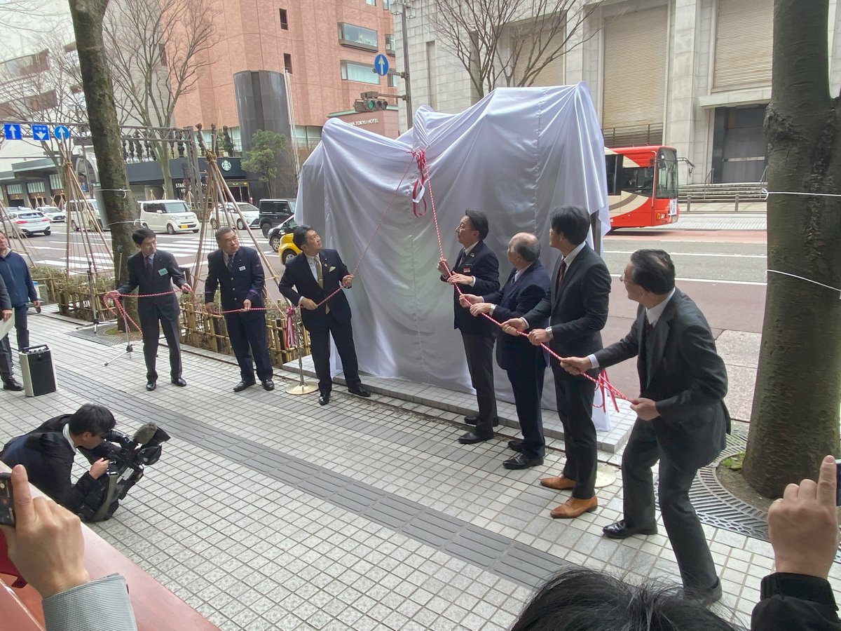 ／
🚌金沢版モビリティハブ🚕
　　🚲本格運用開始！🚲
＼

本日、香林坊（アトリオ前）、金石、西金沢駅、東金沢駅、森本駅で金沢版モビリティハブの本格運用が始まったことを記念して、香林坊バス停にて運用開始式が行われました！

今後も交通事業者と協力し、公共交通機関の利便性向上に努めます！
