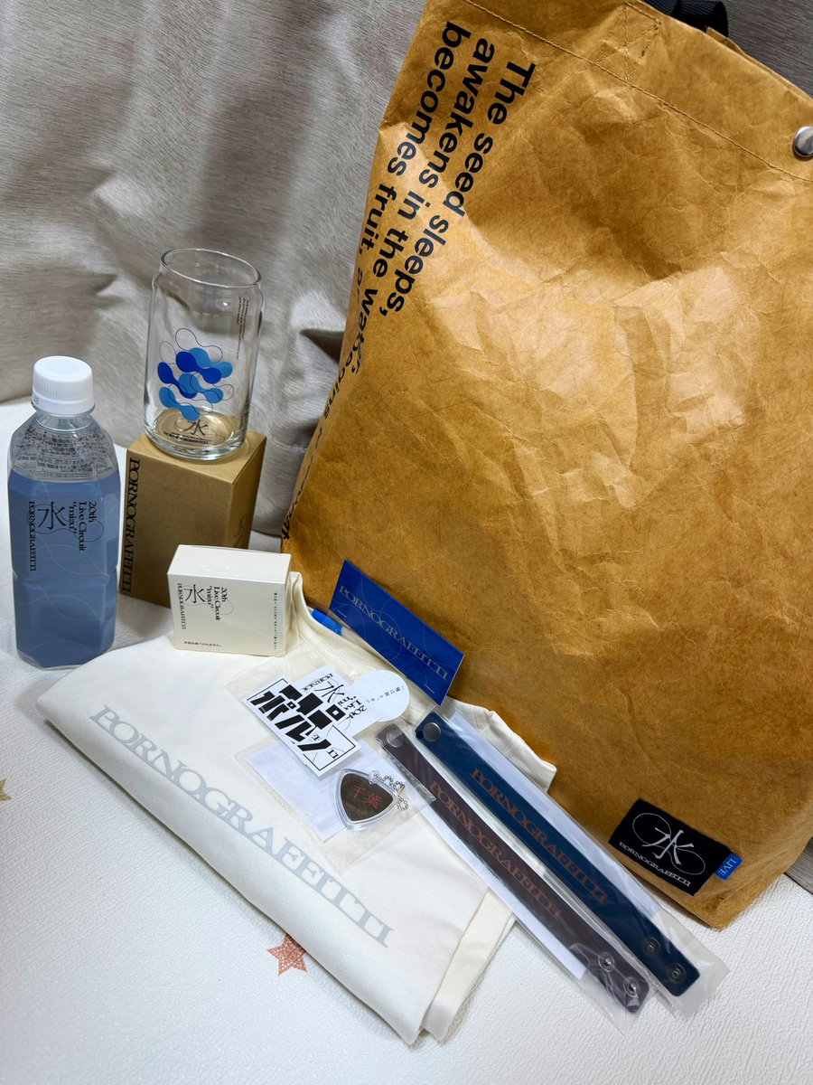 今回のグッズ！！
衝動買いしたトートバッグが大きくて肩にかけやすくて気に入ってる😭
全体的におしゃれー！
#ポルノグラフィティ
#種水果実