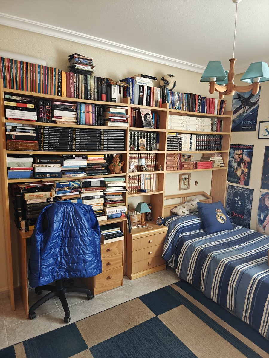 joseaportero1's tweet photo. Si de algo me siento orgulloso en esta vida es de haber ido forjando poco a poco mi propia biblioteca. En esas estanterías hay muchas horas de felicidad pasadas y venideras. Una biblioteca personal, al fin y al cabo, es un baúl de los recuerdos y un proyecto de futuro. https://t.co/cqibioUBIE