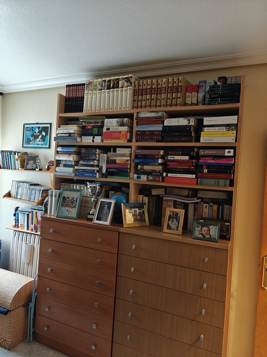 joseaportero1's tweet photo. Si de algo me siento orgulloso en esta vida es de haber ido forjando poco a poco mi propia biblioteca. En esas estanterías hay muchas horas de felicidad pasadas y venideras. Una biblioteca personal, al fin y al cabo, es un baúl de los recuerdos y un proyecto de futuro. https://t.co/cqibioUBIE