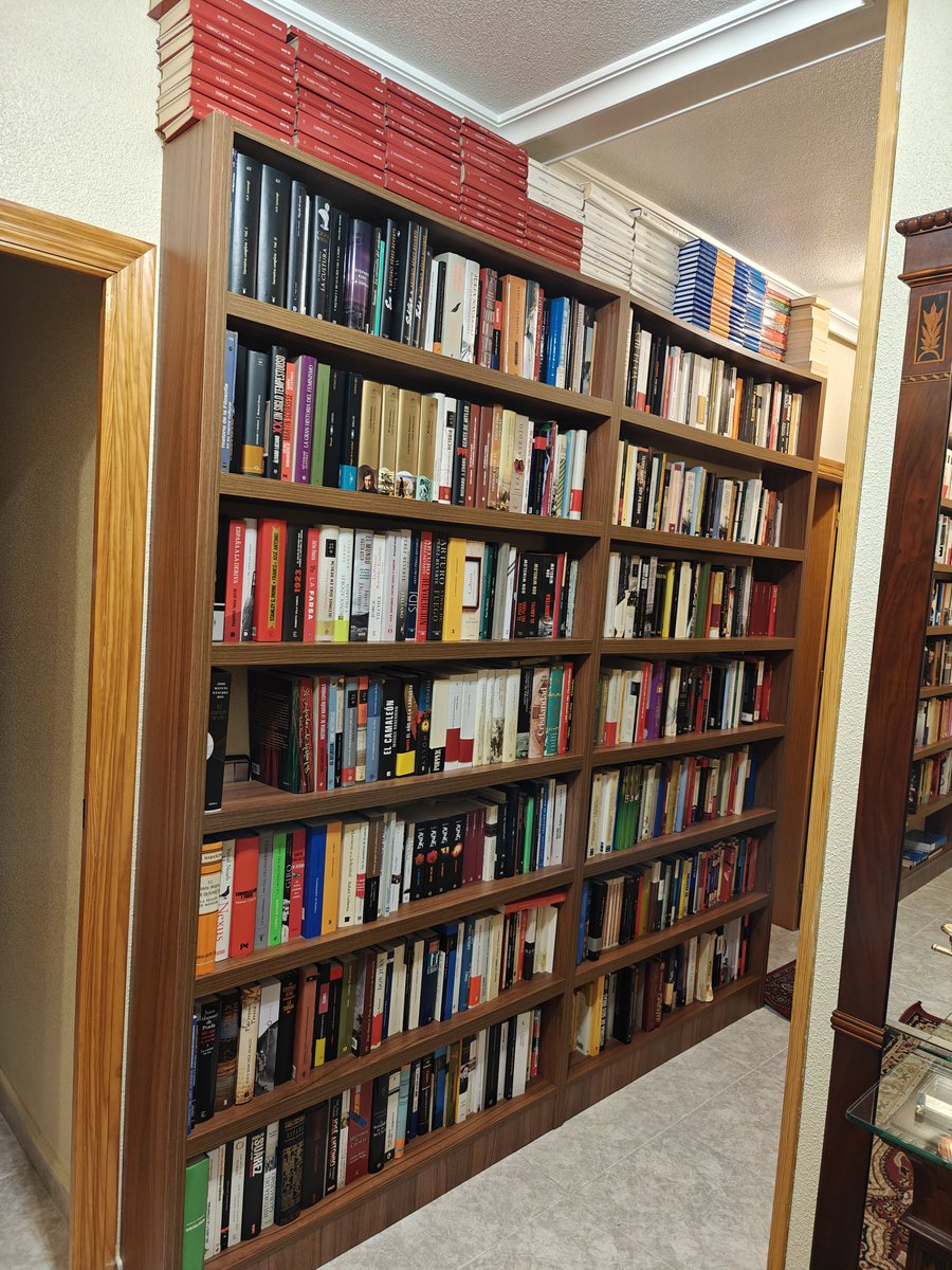 joseaportero1's tweet photo. Si de algo me siento orgulloso en esta vida es de haber ido forjando poco a poco mi propia biblioteca. En esas estanterías hay muchas horas de felicidad pasadas y venideras. Una biblioteca personal, al fin y al cabo, es un baúl de los recuerdos y un proyecto de futuro. https://t.co/cqibioUBIE