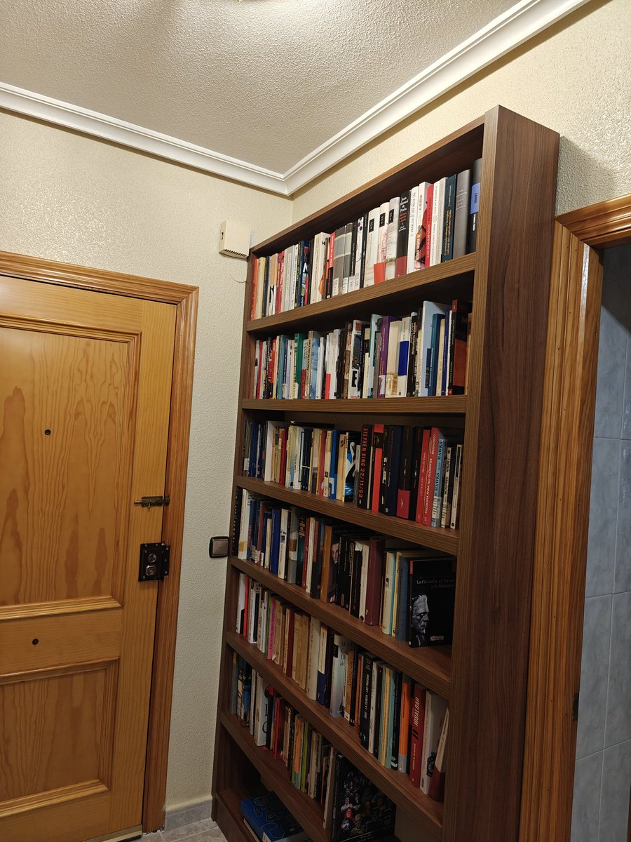 Si de algo me siento orgulloso en esta vida es de haber ido forjando poco a poco mi propia biblioteca. En esas estanterías hay muchas horas de felicidad pasadas y venideras. Una biblioteca personal, al fin y al cabo, es un baúl de los recuerdos y un proyecto de futuro.