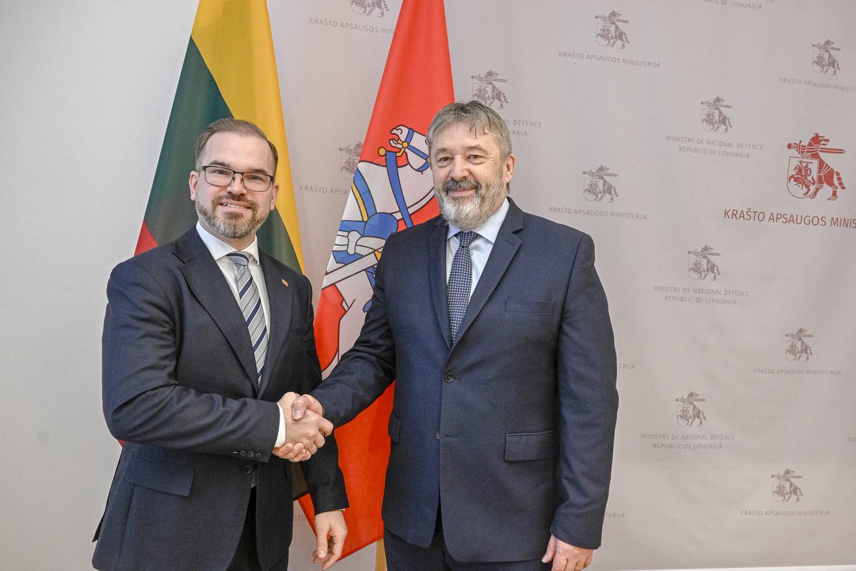 🇱🇹🤝🇨🇿 Lithuanian Defence Minister Robertas Kaunas met with Czech Ambassador Aleš Opata to discuss bilateral defence cooperation and regional security.

💪🏻 Lithuania and Czechia continue strengthening allied coordination and partnership within NATO.