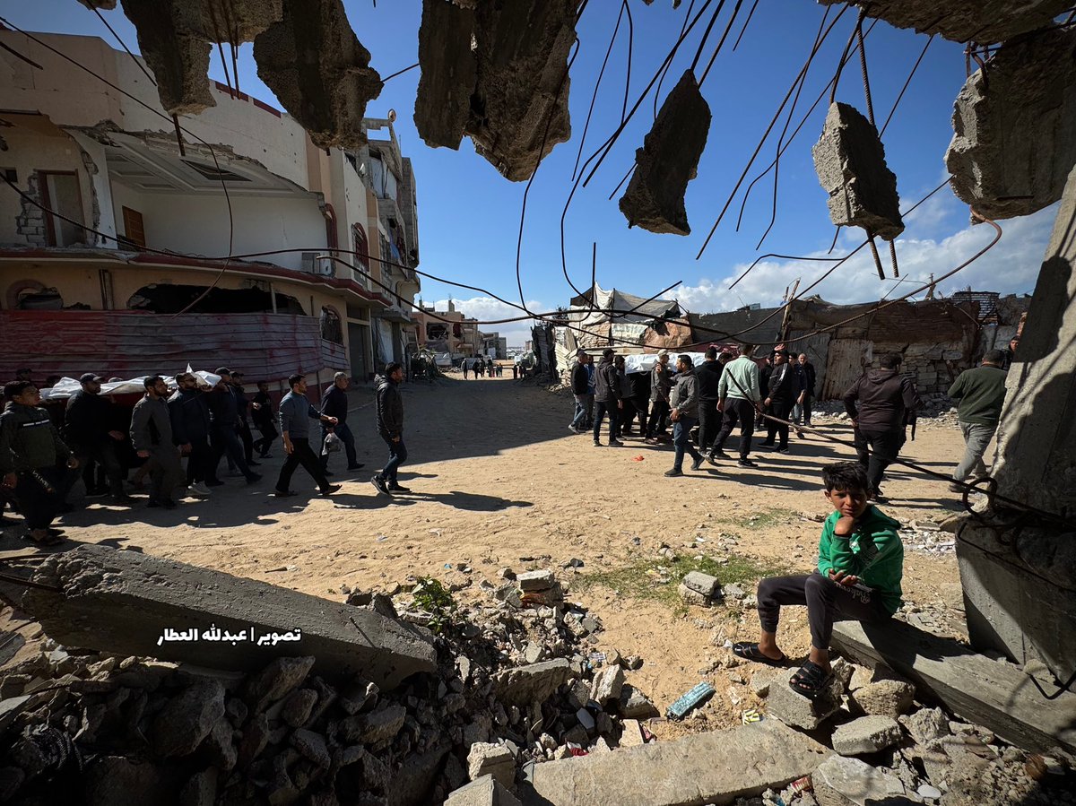 abdallahatar's tweet photo. شيّعت جماهير فلسطينية في مدينة خانيونس جنوب قطاع غزة، جثامين ثلاثة من عناصر الشرطة الذين قضوا جراء استهدافهم بطائرة مُسيّرة أثناء تأدية مهامهم على حاجز أمني جنوب المدينة. https://t.co/62tStgjde8