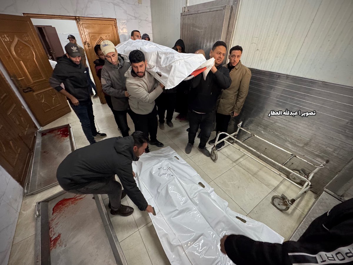 abdallahatar's tweet photo. شيّعت جماهير فلسطينية في مدينة خانيونس جنوب قطاع غزة، جثامين ثلاثة من عناصر الشرطة الذين قضوا جراء استهدافهم بطائرة مُسيّرة أثناء تأدية مهامهم على حاجز أمني جنوب المدينة. https://t.co/62tStgjde8
