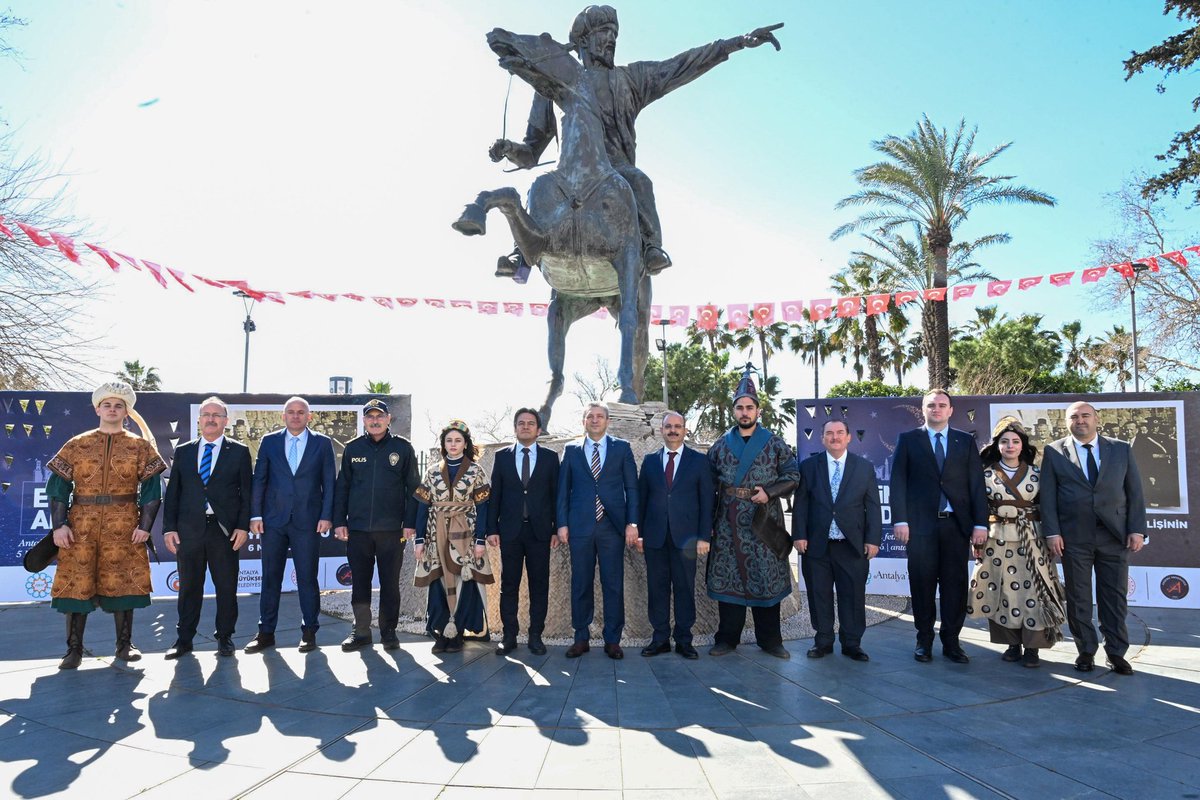 AntalyaValilik's tweet photo. 🇹🇷 “Toprakları değil, gönülleri fetheden” necip milletimizin azmi ve kararlılığıyla, tarihimizin önemli dönüm noktalarından biri olan Antalya’nın Fethi'ni yaşatarak gelecek nesillere aktarmayı sürdürüyoruz.

🇹🇷Antalya’nın Fethi’nin 819. Yıl Dönümü ve 6 Mart Ulu Önder Mustafa Kemal Atatürk’ün Antalya’ya gelişinin 96. Yıl Dönümü kapsamında düzenlenecek etkinliklere ilişkin basın açıklaması, Valimiz @hulusisahin61’in katılımıyla gerçekleştirildi.

💪Şanlı tarihimizden aldığımız güçle;
Geleceğimizi inşa ediyor,
Ecdadımızdan bizlere emanet bu topraklarda tarihimize sahip çıkarak 819 yıldır “Evimiz Akdeniz” diyoruz.🇹🇷

#819YıldırEvimizAkdeniz🇹🇷
#AntalyanınFethi 🦅
#5Mart1207⚔️
#EvimizAkdeniz🌊