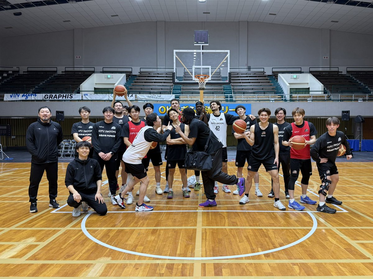GifuSwoops's tweet photo. 本日の練習後、誕生日の #ジョーダン・ジャイルズ 選手へチームからプレゼント🎁

#岐阜スゥープス
#ALLFORGIFU
#READYFORONE https://t.co/Dq9jFeJZga