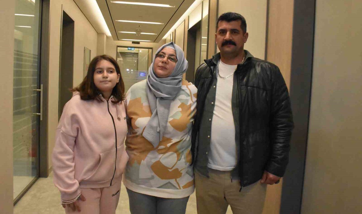 İzmir’de böbrek yetmezliği tedavisi gören 12 yaşındaki Yaren Kara, dayısından nakledilen böbrekle sağlığına kavuştu.

Küçük kızın annesinin de yıllar önce aynı şekilde diğer ağabeyinden aldığı böbrekle hayata tutunduğu öğrenildi.