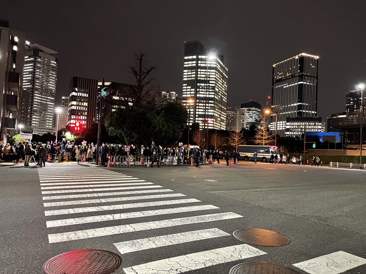 間に合いました！！！
2／27
１９時からの
平和を求める集会に！！！
首相官邸前です！！！！！

まぁ、たくさんの警察官が配備されてる！
こんなにおとなしい私たちなのに！！！！