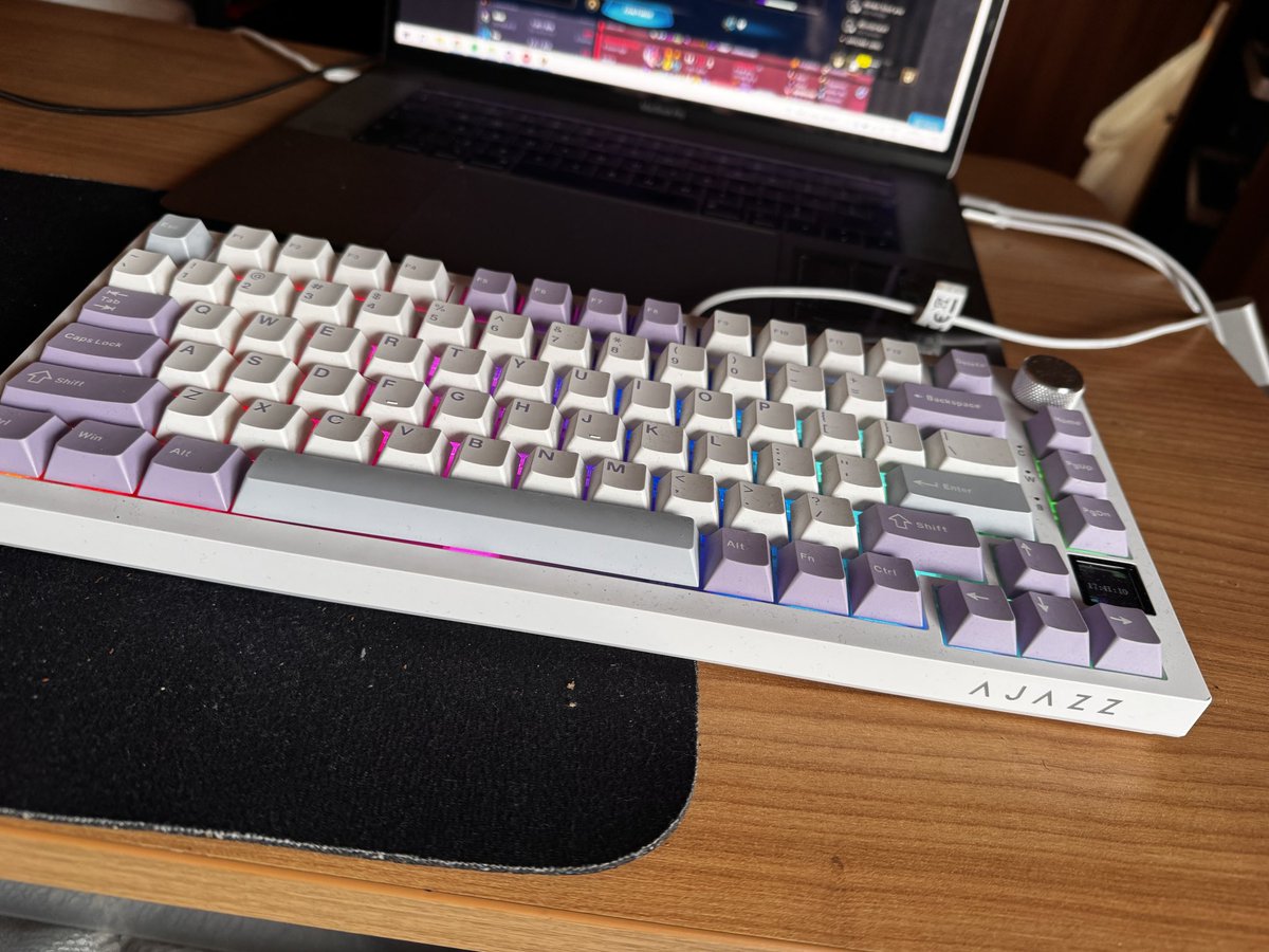 daniloiroo's tweet photo. @darckerlol @Pir4te3 Kk doideira, tenho um teclado dessa marca aí, comprei na TEMU https://t.co/9mJhc630p4