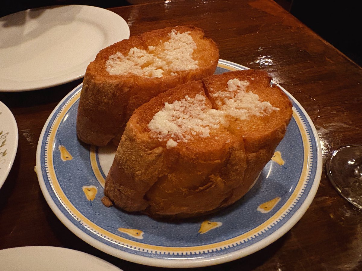 orie13a's tweet photo. 目黒の地中海料理アヴィラン。コース料理頼んでビール2瓶、白赤ワイン2本開けて1名5千円程という信じられないコスパ。
ガーリックトーストがニンニクたっぷりで魅惑的🧄気心知れた人と行くのが吉。
小さいお店をマスターひとりで回してるので2名で行くのがベター。
黒板の注意書きが癖強で楽しい。 https://t.co/OMdrVWVQV1