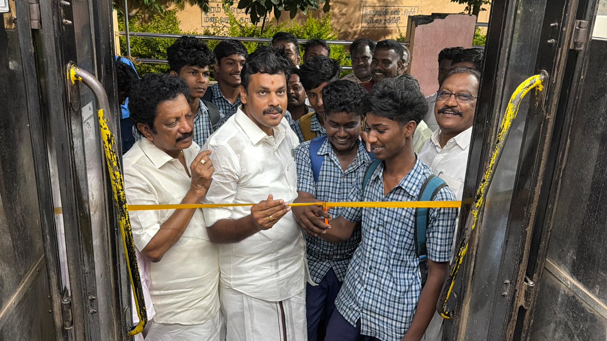 பேராவூரணி புதிய பேருந்து நிலையத்திலிருந்து பல்வேறு புதிய பேருந்து வழித்தடத்தினை தஞ்சை நாடாளுமன்ற உறுப்பினர் திரு.<a href="/Murasoli_tnj/">Murasoli S</a> அவர்கள் கொடியசைத்து துவக்கி வைத்தனர்.உடன் பேராவூரணி சட்டமன்ற உறுப்பினர் திரு. <a href="/peraiashok/">Peravurani N Ashokkumar MLA</a>
அவர்கள், ஒன்றிய கழக செயலாளர்கள் திரு.அன்பழகன்,