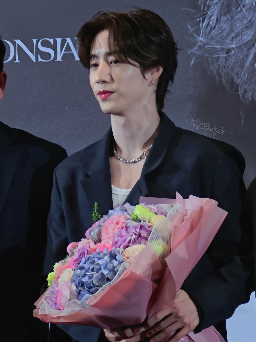 YingdongH72233's tweet photo. 💐🥰
#段宜恩
#MarkTuan #MarkTuanTheShapeOfYou_PressCon https://t.co/6CkiVtMHeB