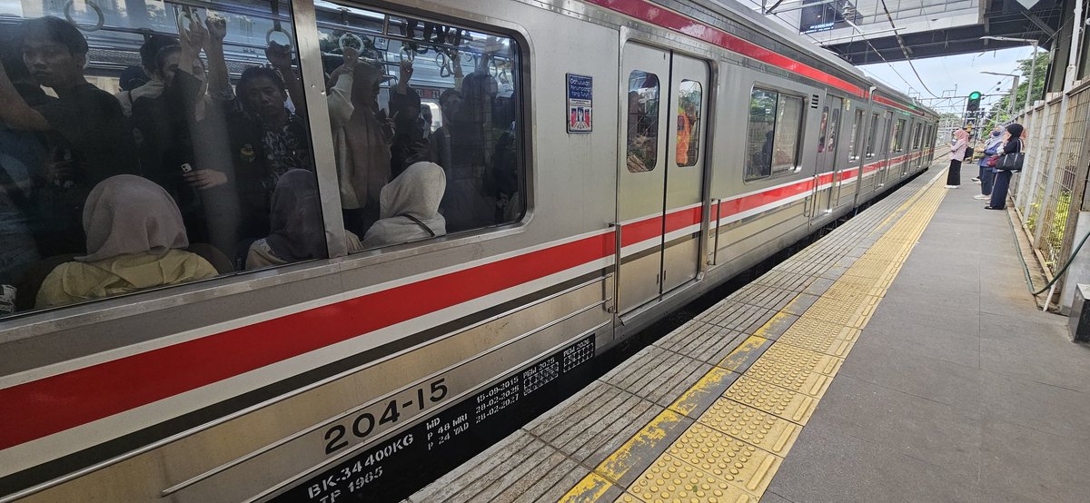 遅延で大混雑… 東京と何ら変わらないよこれ