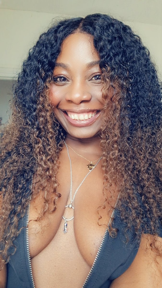 Monicalova13's tweet image. Bonjour mes amours je vous souhaite plus que jamais un très bon vendredi Seins.
#VendredriSeins❤️
#FemmeLibre❤️
#LoveLife❤️
C'est parce que dans le monde toutes les femmes ne sont pas libres, qu'on essaie d'éteindre leurs voix leurs vies, qu'il faut plus que jamai  être libre❤️