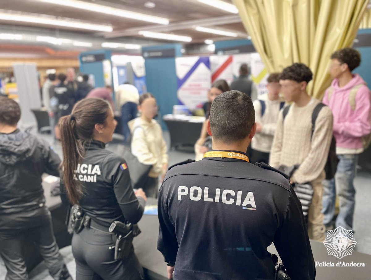 andorra_policia's tweet image. Som al 1r Saló de l'Orientació #Connecta juntament amb membres de @BandersAndorra, @BombersAndorra, Duana i Funció Pública.

👉Per poder explicar als joves de 1a mà quina és la nostra feina i les diferents opcions professionals que tenen a l'abast.

#PoliciaAndorra #ambelsjoves
