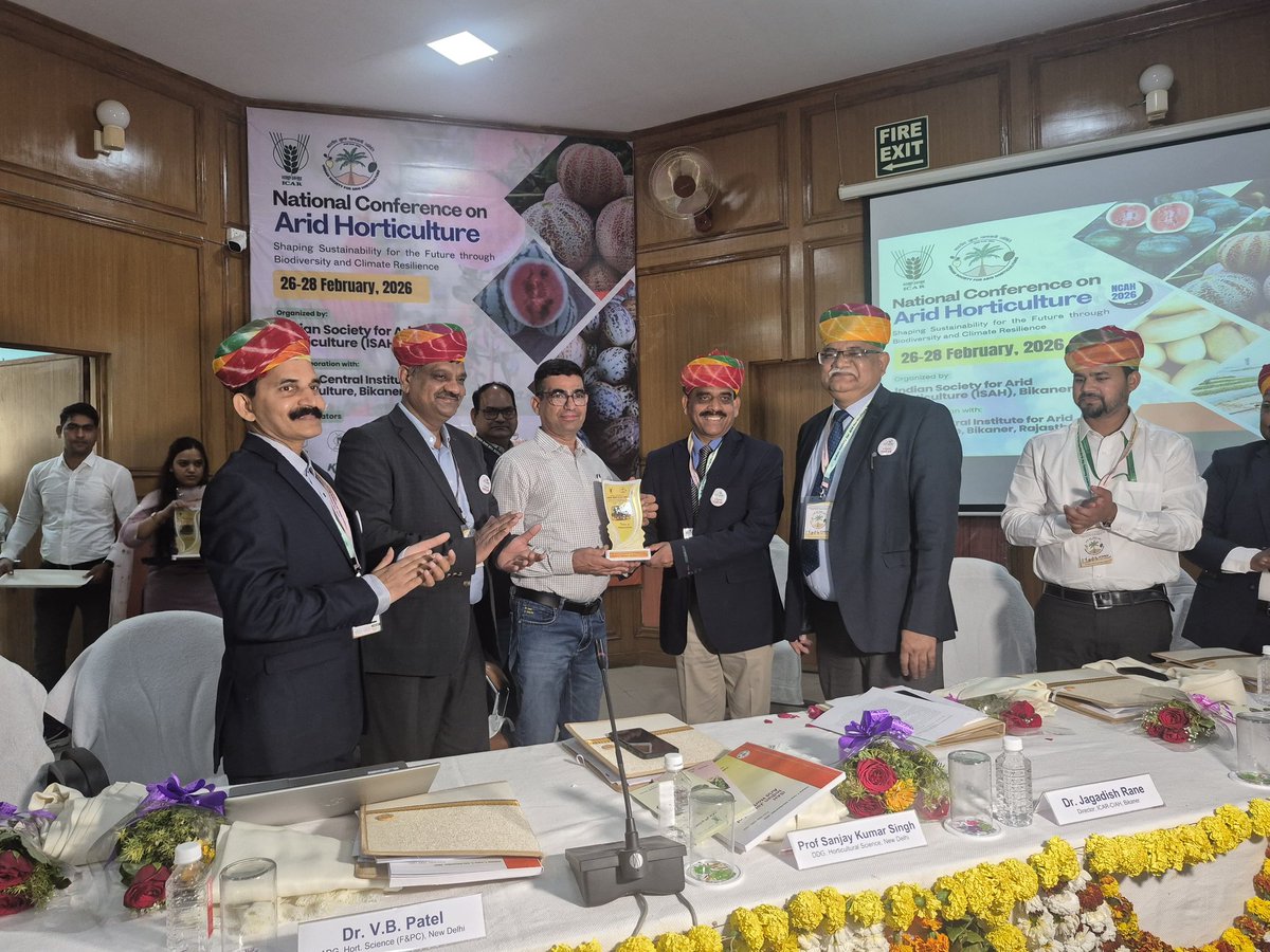 IFFCO_RJ's tweet photo. ICAR-CIAH बीकानेर द्वारा आयोजित National Conference on Arid Horticulture कार्यक्रम में भाग लिया तथा इफको का स्टॉल लगाकर भागीदार अतिथियों, वैज्ञानिकों, किसानों एवं कृषि विद्यार्थियों को इफको के नए उत्पादों तथा इफको की किसान हितैषी गतिविधियों के बारे में विस्तार से अवगत कराया गया। https://t.co/DyM8aRsXDc