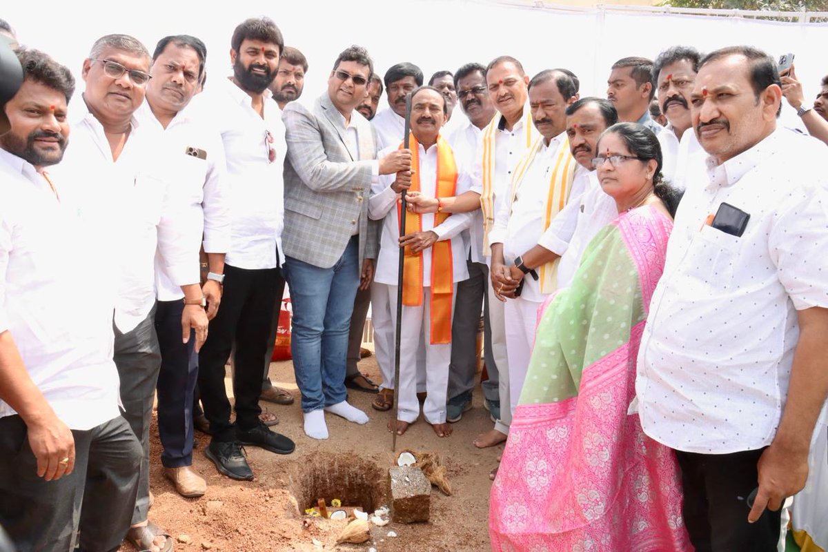 Eatala_Rajender's tweet photo. మేడ్చల్ మల్కాజిగిరి జిల్లా : ఉప్పల్ అసెంబ్లీ నియోజకవర్గం, మల్లాపూర్ లో @TechnipFMC వారి సహకారంతో నిర్మిస్తున్న "మండల పరిషత్ ప్రాథమిక పాఠశాల" భూమి పూజ కార్యక్రమంలో ఉప్పల్ ఎమ్మెల్యే శ్రీ బండారి లక్ష్మారెడ్డి (@BrsBandari) గారితో కలిసి పాల్గొన్నాను.

#TechnipFMC కంపెనీ సిఎస్ఆర్ నిధులు రూ. 1.8 కోట్లతో ఈ స్కూల్ అభివృద్ది చేయడం సంతోషం. CSR నిధులు మౌలిక వసతులకు ఖర్చు చేయాలని కేంద్రం నిబంధనలు తీసుకురావడం వల్ల దేశంలో అనేక కార్యక్రమాలు జరుగుతున్నాయి.

ఈరోజుల్లో విద్య చాలా ఖరీదు అయ్యింది.
విద్యను కొనుక్కోవాలి వస్తుందా అని నేను విద్యార్థిగా ఉన్నప్పుడు భావించేవాళ్ళం.  క్యాపిటేషన్ ఫీ పెడితేనే దానికి వ్యతిరేకంగా కోట్లాడాము. కానీ ఇప్పుడు విద్య అంటేనే ప్రైవేట్ స్కూల్స్.. ప్రభుత్వ స్కూల్స్ ఉన్నాయి అక్కడ కూడా మంచి విద్య అందిస్తారనే భావన లేకుండా పోయింది. కానీ ప్రభుత్వ స్కూల్స్ లో క్వాలిటీ టీచర్లు ఉంటారని మర్చిపోవద్దు.

నిజమైన అవసరం ఉన్నవారికి విద్య అందిస్తుంది ప్రభుత్వ పాఠశాలలే. ఇక్కడ చదువుకున్న వారు గుర్తుపెట్టుకుంటారు. 

నా 25 ఏళ్ల రాజకీయాలలో.. సమస్యల పరిష్కారం కోసం అధికారుల దగ్గరకు వెళితే.. కాన్వెంట్ స్కూల్ లో ఇంగ్లీష్ మీడియం చదువుకున్న వారు ఐఏఎస్ అయితే రూల్స్ చెప్తూ ఉండేవారు. ప్రజల దుఃఖం బాధ తెలియని వారు మానవతకోణం జోడించరు.
అదే పేదరికం నుండి వచ్చిన వారు అవన్నీ మాట్లాడరు.. పని చేసి పెడతారు.

ఫ్లాట్ఫామ్ మీద చాయ్ అమ్ముకున్న బిడ్డ దేశ ప్రధాని కాగలిగిన గొప్ప ప్రజాస్వామిక దేశం మన భారత దేశం.
అయన ప్రధాని అయ్యాక 12 ఏళ్లలో ఒక్కనాడు కూడా భారతజాతి తల దించుకోకుండా, గల్లా ఎగురవేసేల పాలన చేస్తున్నారు.

ఒకప్పుడు ఇతరదేశాల మీద ఆధారపడ్డ భారత్ ఇప్పుడు స్వయంప్రతిపత్తి సాధించింది.
ఇప్పుడు బుల్లెట్ ట్రైన్స్ గురుంచి ఆలోచన చేస్తున్నాం. అభివృద్ధి చెందిన దేశాలతో పోటీ పడుతున్నాం.
ఇది ప్రధాని శ్రీ నరేంద్ర మోదీ (@narendramodi) గారి వల్లనే సాధ్యం అయ్యింది.

సోషల్ వెల్ఫేర్ హాస్టల్ లో అన్నం తిన్నప్పుడు అనుభవించిన బాధ గుర్తుంది కాబట్టే నేను ఆర్థిక మంత్రి అయ్యాక.. ఎంత తింటే అంత "సన్నబియ్యం" అన్నం పెట్టమని జీ.ఓ. ఇచ్చాను.
అందుకే రాజకీయలోకి కూడా బాధలు అనుభవించిన వారు రావాలి. అప్పుడే ప్రజల బాధలు తీరుస్తారు.

ఎన్నికల్లో డబ్బులు పంచే విష సంస్కృతి పెరిగింది, ఇది విరగాలి.

పేదరికం శాపం కాకూడదు, మట్టిలో మాణిక్యంలాగా ఎదగాలి. సమాజాన్ని మార్చే శక్తిగా ఎదగాలి.

ఇదే స్కూల్లో చదువుకున్న రాజిరెడ్డి గారు మున్సిపల్ చైర్మన్, ఎమ్మెల్యే కూడా అయ్యాడు.
ఈ సందర్భంగా అంగన్వాడీ టీచర్లు నన్ను కలసి వారి సమస్యలపై వినతి పత్రం అందించారు.

ఈ కార్యక్రమంలో మాజీ ఎమ్మెల్యే శ్రీ బేతి సుభాష్ రెడ్డి గారు, తాజా మాజీ కార్పొరేటర్లు  శ్రీ దేవేందర్ రెడ్డి గారు, శ్రీ ప్రభుదాస్ గారు, టెక్నిప్ FMC కంపెనీ ఎండీ శ్రీ అర్జున్ గారు, డైరెక్టర్ శ్రీ విక్రమ్ గారు, ప్రాజెక్ట్ ఇంచార్జి  సుజాత గారు, స్కూల్ హెడ్ మాస్టర్ శ్రీమతి శ్రీలత గారు, ప్రైమరీ స్కూల్ ప్రిన్సిపాల్ శ్రీమతి పద్మారావు గారు తదితరులు పాల్గొన్నారు.