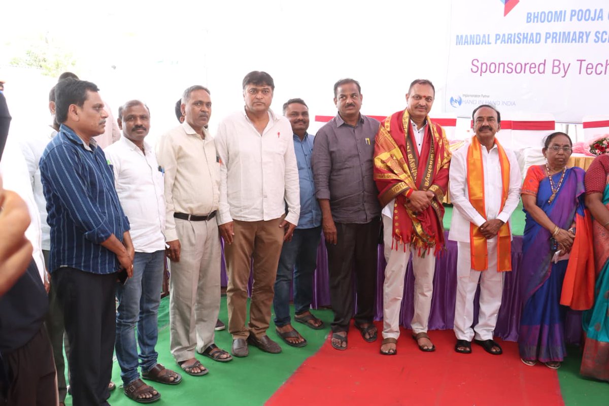 Eatala_Rajender's tweet photo. మేడ్చల్ మల్కాజిగిరి జిల్లా : ఉప్పల్ అసెంబ్లీ నియోజకవర్గం, మల్లాపూర్ లో @TechnipFMC వారి సహకారంతో నిర్మిస్తున్న "మండల పరిషత్ ప్రాథమిక పాఠశాల" భూమి పూజ కార్యక్రమంలో ఉప్పల్ ఎమ్మెల్యే శ్రీ బండారి లక్ష్మారెడ్డి (@BrsBandari) గారితో కలిసి పాల్గొన్నాను.

#TechnipFMC కంపెనీ సిఎస్ఆర్ నిధులు రూ. 1.8 కోట్లతో ఈ స్కూల్ అభివృద్ది చేయడం సంతోషం. CSR నిధులు మౌలిక వసతులకు ఖర్చు చేయాలని కేంద్రం నిబంధనలు తీసుకురావడం వల్ల దేశంలో అనేక కార్యక్రమాలు జరుగుతున్నాయి.

ఈరోజుల్లో విద్య చాలా ఖరీదు అయ్యింది.
విద్యను కొనుక్కోవాలి వస్తుందా అని నేను విద్యార్థిగా ఉన్నప్పుడు భావించేవాళ్ళం.  క్యాపిటేషన్ ఫీ పెడితేనే దానికి వ్యతిరేకంగా కోట్లాడాము. కానీ ఇప్పుడు విద్య అంటేనే ప్రైవేట్ స్కూల్స్.. ప్రభుత్వ స్కూల్స్ ఉన్నాయి అక్కడ కూడా మంచి విద్య అందిస్తారనే భావన లేకుండా పోయింది. కానీ ప్రభుత్వ స్కూల్స్ లో క్వాలిటీ టీచర్లు ఉంటారని మర్చిపోవద్దు.

నిజమైన అవసరం ఉన్నవారికి విద్య అందిస్తుంది ప్రభుత్వ పాఠశాలలే. ఇక్కడ చదువుకున్న వారు గుర్తుపెట్టుకుంటారు. 

నా 25 ఏళ్ల రాజకీయాలలో.. సమస్యల పరిష్కారం కోసం అధికారుల దగ్గరకు వెళితే.. కాన్వెంట్ స్కూల్ లో ఇంగ్లీష్ మీడియం చదువుకున్న వారు ఐఏఎస్ అయితే రూల్స్ చెప్తూ ఉండేవారు. ప్రజల దుఃఖం బాధ తెలియని వారు మానవతకోణం జోడించరు.
అదే పేదరికం నుండి వచ్చిన వారు అవన్నీ మాట్లాడరు.. పని చేసి పెడతారు.

ఫ్లాట్ఫామ్ మీద చాయ్ అమ్ముకున్న బిడ్డ దేశ ప్రధాని కాగలిగిన గొప్ప ప్రజాస్వామిక దేశం మన భారత దేశం.
అయన ప్రధాని అయ్యాక 12 ఏళ్లలో ఒక్కనాడు కూడా భారతజాతి తల దించుకోకుండా, గల్లా ఎగురవేసేల పాలన చేస్తున్నారు.

ఒకప్పుడు ఇతరదేశాల మీద ఆధారపడ్డ భారత్ ఇప్పుడు స్వయంప్రతిపత్తి సాధించింది.
ఇప్పుడు బుల్లెట్ ట్రైన్స్ గురుంచి ఆలోచన చేస్తున్నాం. అభివృద్ధి చెందిన దేశాలతో పోటీ పడుతున్నాం.
ఇది ప్రధాని శ్రీ నరేంద్ర మోదీ (@narendramodi) గారి వల్లనే సాధ్యం అయ్యింది.

సోషల్ వెల్ఫేర్ హాస్టల్ లో అన్నం తిన్నప్పుడు అనుభవించిన బాధ గుర్తుంది కాబట్టే నేను ఆర్థిక మంత్రి అయ్యాక.. ఎంత తింటే అంత "సన్నబియ్యం" అన్నం పెట్టమని జీ.ఓ. ఇచ్చాను.
అందుకే రాజకీయలోకి కూడా బాధలు అనుభవించిన వారు రావాలి. అప్పుడే ప్రజల బాధలు తీరుస్తారు.

ఎన్నికల్లో డబ్బులు పంచే విష సంస్కృతి పెరిగింది, ఇది విరగాలి.

పేదరికం శాపం కాకూడదు, మట్టిలో మాణిక్యంలాగా ఎదగాలి. సమాజాన్ని మార్చే శక్తిగా ఎదగాలి.

ఇదే స్కూల్లో చదువుకున్న రాజిరెడ్డి గారు మున్సిపల్ చైర్మన్, ఎమ్మెల్యే కూడా అయ్యాడు.
ఈ సందర్భంగా అంగన్వాడీ టీచర్లు నన్ను కలసి వారి సమస్యలపై వినతి పత్రం అందించారు.

ఈ కార్యక్రమంలో మాజీ ఎమ్మెల్యే శ్రీ బేతి సుభాష్ రెడ్డి గారు, తాజా మాజీ కార్పొరేటర్లు  శ్రీ దేవేందర్ రెడ్డి గారు, శ్రీ ప్రభుదాస్ గారు, టెక్నిప్ FMC కంపెనీ ఎండీ శ్రీ అర్జున్ గారు, డైరెక్టర్ శ్రీ విక్రమ్ గారు, ప్రాజెక్ట్ ఇంచార్జి  సుజాత గారు, స్కూల్ హెడ్ మాస్టర్ శ్రీమతి శ్రీలత గారు, ప్రైమరీ స్కూల్ ప్రిన్సిపాల్ శ్రీమతి పద్మారావు గారు తదితరులు పాల్గొన్నారు.