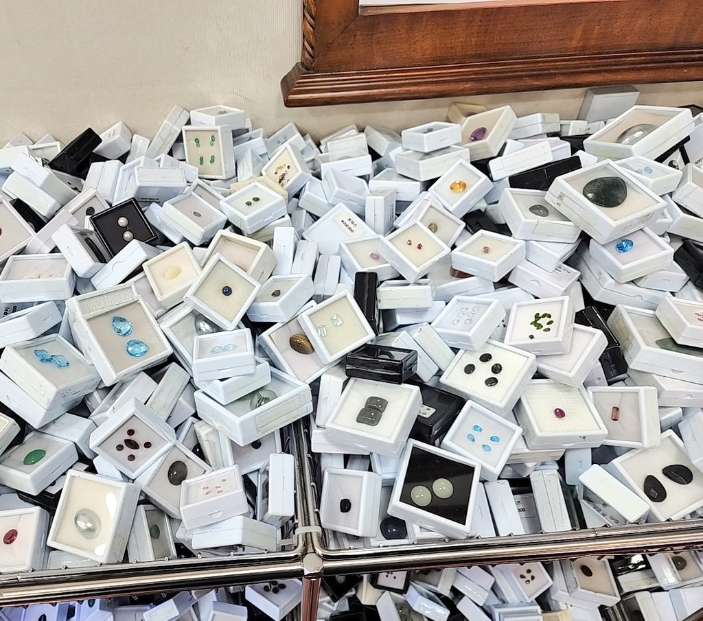 26년에 처음으로 종로3가를 다녀왔다,
평일에 방문한 거라 열려있는 여러 유색보석집(젬스젬/세진젬/황스젬)을 볼 수 있어 좋은 날이었는데..