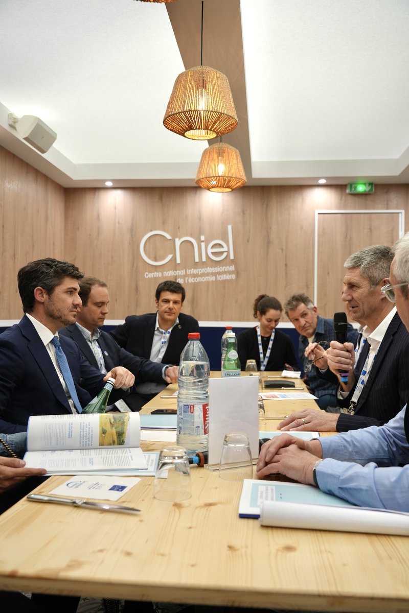 AurelienPradie's tweet photo. Filière laitière, fruits et légumes, vignerons indépendants, aquaculture… De riches échanges avec les interprofessions agricoles et les organisations professionnelles.

 #SIA2026 https://t.co/Vha14GLona