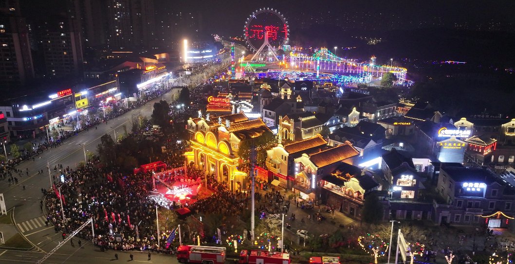 InZunyi's tweet image. Experience the magic of the Lantern Festival in #Zunyi!

On March 3, the streets will come alive with traditional dragon and lion dances, followed by a must-see fireworks show. #VisitZunyi #ChineseNewYear
