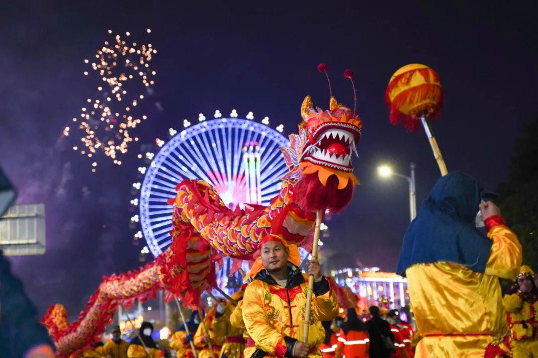 InZunyi's tweet image. Experience the magic of the Lantern Festival in #Zunyi!

On March 3, the streets will come alive with traditional dragon and lion dances, followed by a must-see fireworks show. #VisitZunyi #ChineseNewYear