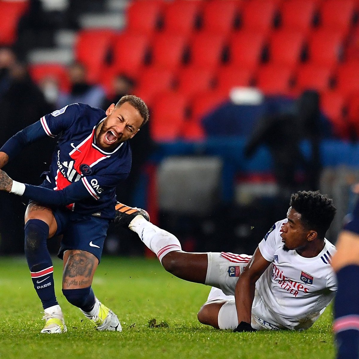 FabrizioRomano's tweet photo. 🚨⚠️ Neymar: “Thiago Mendes… always him who wants to play tough. With all due respect, he’s an idiot”.

“He’s already injured me once at PSG. He told me he will do it again. Well… Let’s see if he’s man enough to injure me again”. https://t.co/SguV3sEtkP
