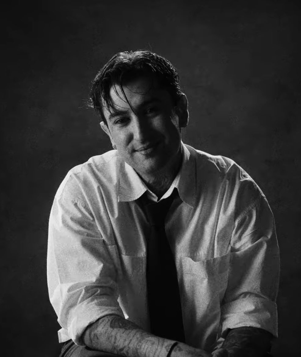 Gülümsemenin burukluğuna bak amk içim yandı