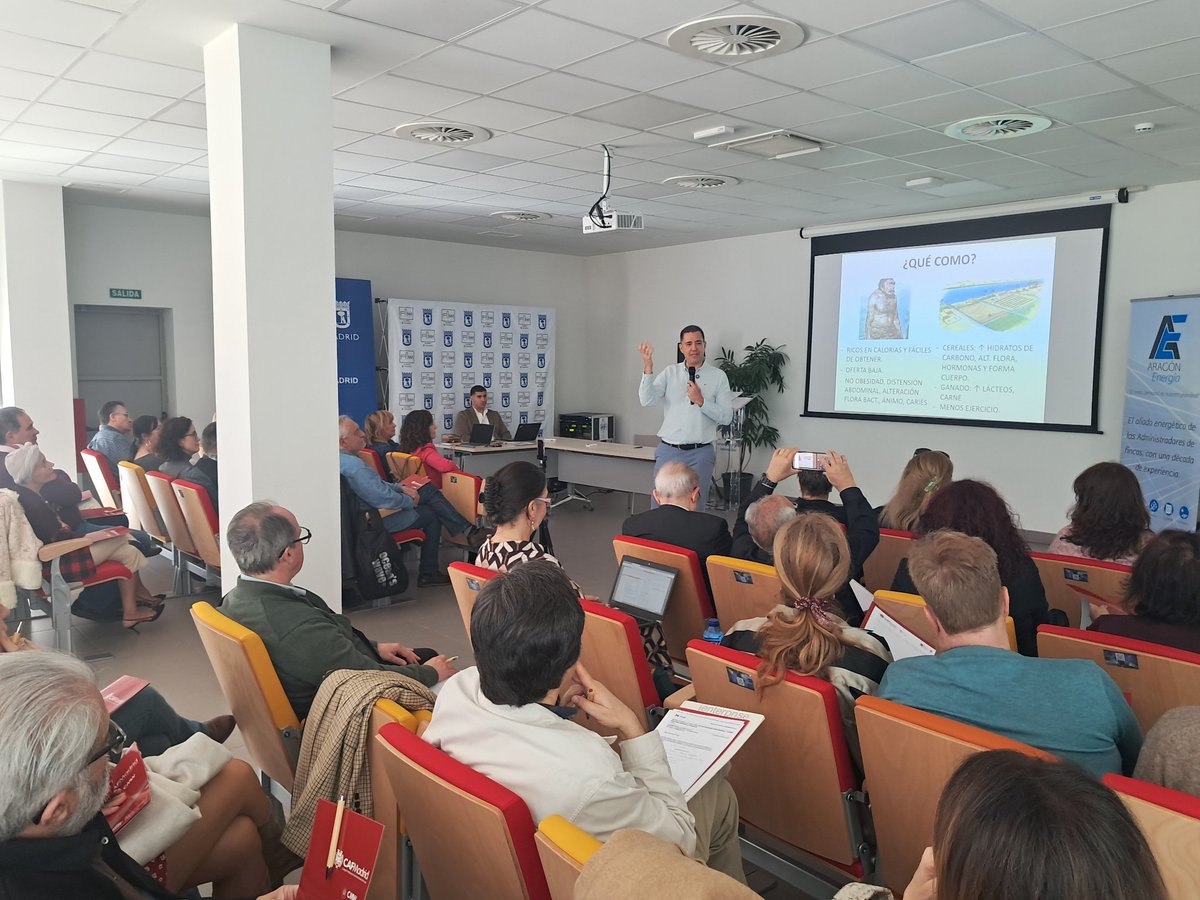 CAFMadrid's tweet photo. 🍉🥑🥝 Da comienzo la jornada "Comer bien para empezar a cuidarte" para #AFColegiados, que organiza el Colegio gracias al GT de Salud Mental y el patrocinio de Aragón Energía

🍇 La primera sesión corre a cargo de Ignacio Cañadas @ignaciocanadasm, que habla sobre alimentación y medicina.