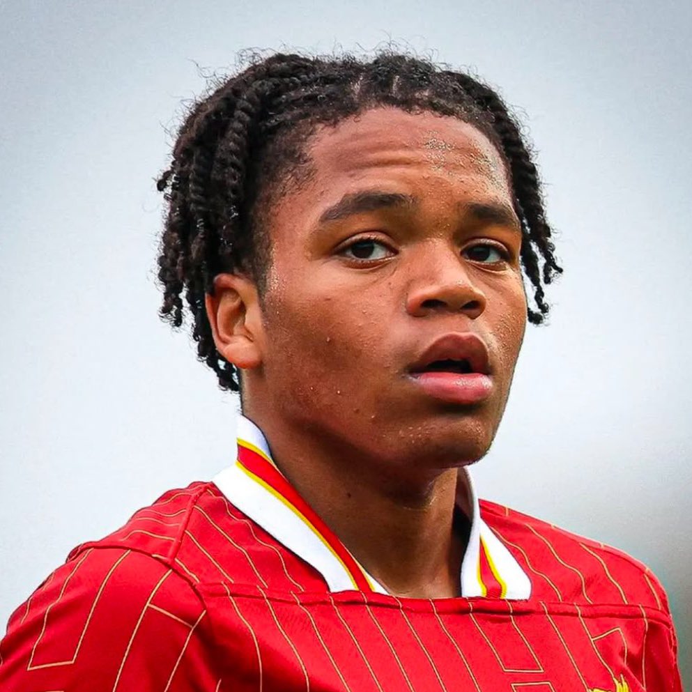 FabrizioRomano's tweet photo. 🚨🛑 Arne Slot on Rio Ngumoha: “It’s another great example how you can manipulate data, not talking about cup and CL games… Rio has only played 89 mins PL”.

“To be more realistic - or to tell the truth! - then you see his playing time has improved massively over the last few weeks and that is because he has developed”.