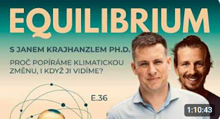 JanKrajhanzl's tweet photo. To ráno u řeky si pamatuji, už bylo chladno, ale pořád do toho svítilo slunce. Stavil jsem se v Praze cestou z Pošumaví do Brno (ano, je to rychlejší), s Endruem / Ondrou Havlíkem jsme se předtím neviděli. Zašli jsme do pekárny, a pak natočit podcast k němu na hausbót. 

Potěšilo mě, že svůj podcast Equilibrium věnovaný hlavně zdraví a lifestylu otevřel i tématům přírody, klimatu nebo znečištění ovzduší.

Do kajuty svítilo takové to nízké podzimní světlo, občas něco proplulo za oknem, a my toho probrali docela dost:
🔸 o tom, co je pro mě rovnováha a proč někdy do života patří i "bordel na kolečkách",
🔸 proč je důležitá politika a proč bez politiku přírodu ani klima nezachráníme,
🔸 o tom, co o Češích a Češkách víme z výzkumů veřejného mínění nejen našeho týmu @2050Institut,
🔸 o pár číslech, která rád opakuji, ale pořád jsou v českém veřejném prostoru pohříchu málo známá,
🔸 nakonec také o tom, v čem vidím jeden z velkých průšvihů sociálních sítí.

Odkaz na celý podcast vkládám do prvního komentáře ⬇️