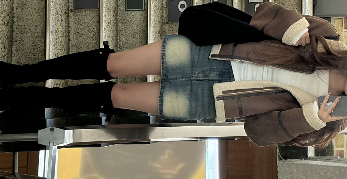 오늘 5시타임 혼자갑니다!!
안에 흰색 오프숄더 입어써요!